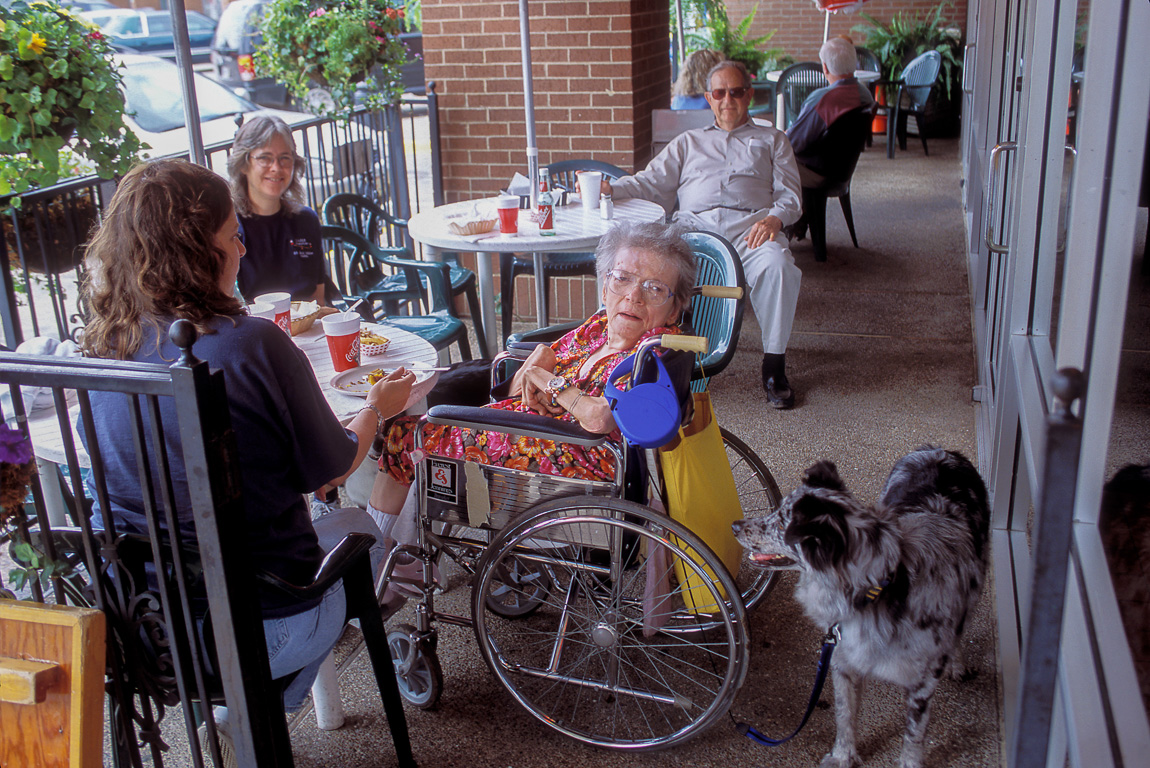 Scherre, Sarah, Beanie & Dad eating hamburgers